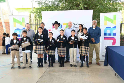 Rodrigo Ureño entrega uniformes a estudiantes de la primaria Máximo Pérez Torres en Jerez