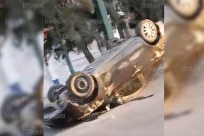 Vehículo choca contra palmera del camellón y termina volcado en Fresnillo