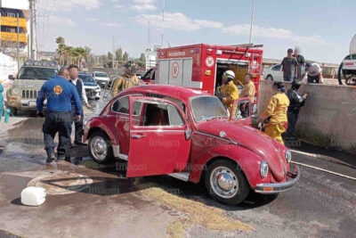 Se incendia vocho en Fresnillo; vecinos y bomberos reaccionan a tiempo