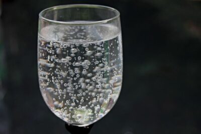 ¿Cuáles son los beneficios de tomar agua mineral?