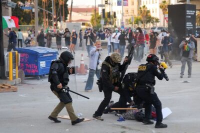 Segundo día de enfrentamientos entre manifestantes y agentes federales en los Ángeles