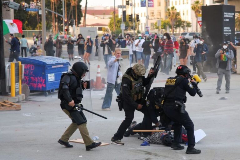 Segundo día de enfrentamientos entre manifestantes y agentes federales en los Ángeles