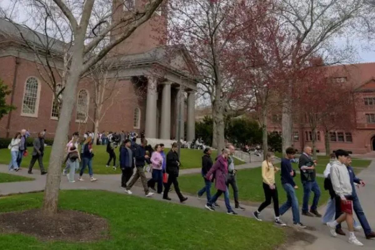 Juzgado bloquea temporalmente el veto a foráneos de Harvard.