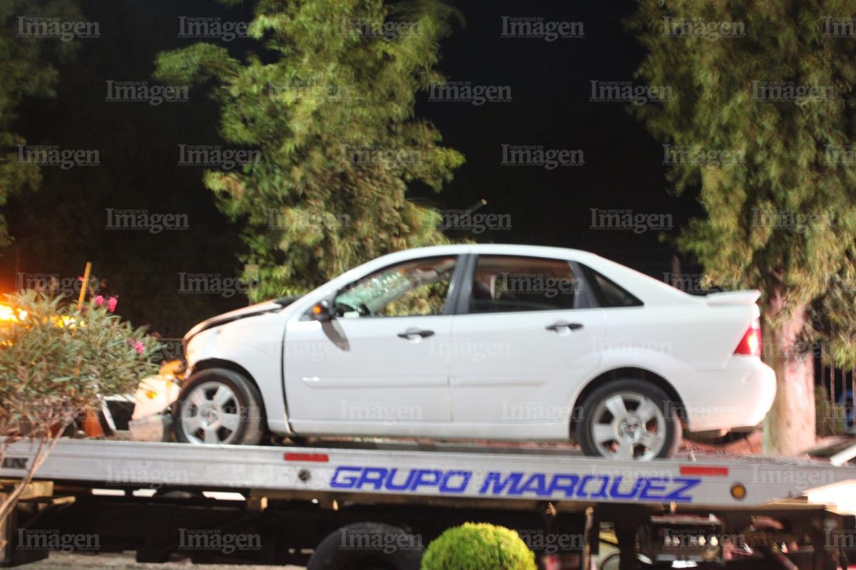 Cerca de la media noche ocurre accidente vehicular en la que salen dos jóvenes lesionados.