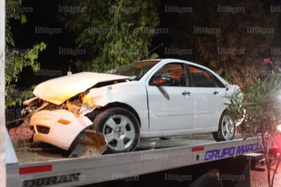Cerca de la media noche ocurre accidente vehicular en la que salen dos jóvenes lesionados