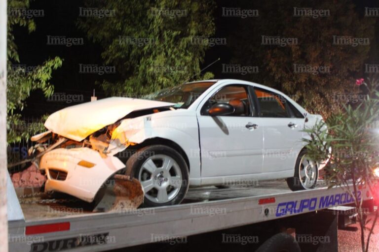 Cerca de la media noche ocurre accidente vehicular en la que salen dos jóvenes lesionados