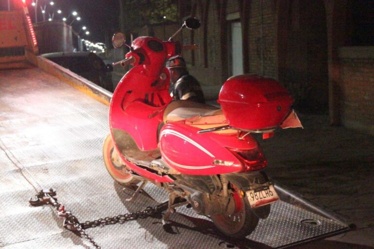 Mujer resulta seriamente lesionada en un accidente de motocicleta en el Mineral
