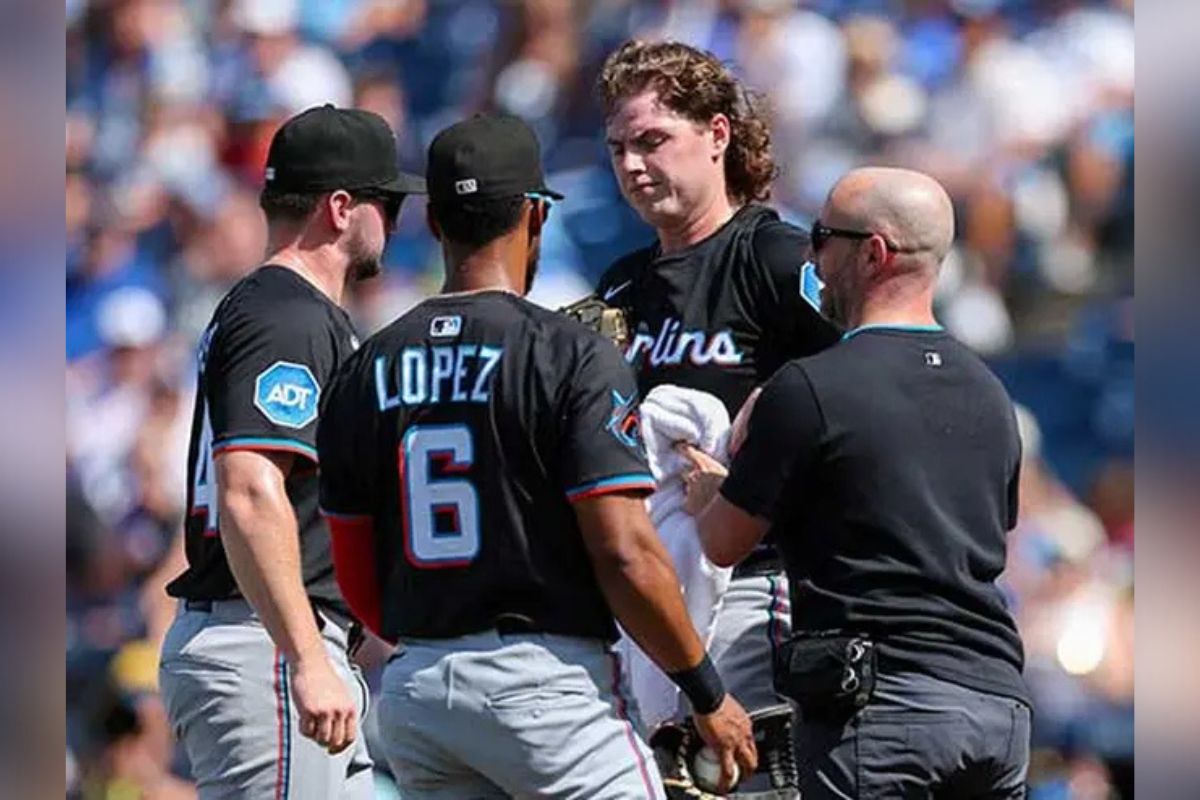 Compañero golpea a Pitcher en la cabeza.