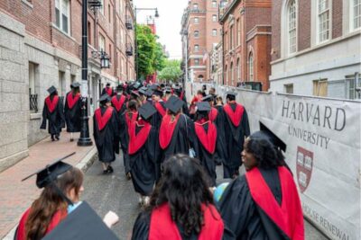 Juzgado bloquea temporalmente el veto a foráneos de Harvard