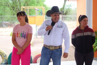 Rodrigo Ureño entrega apoyos a instituciones educativas
