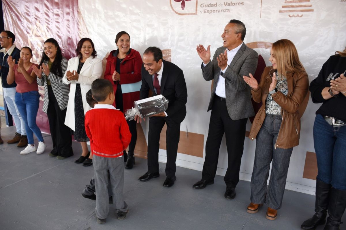 Pepe Saldívar Beneficia a Jardín de Niños con nueva aula didáctica.