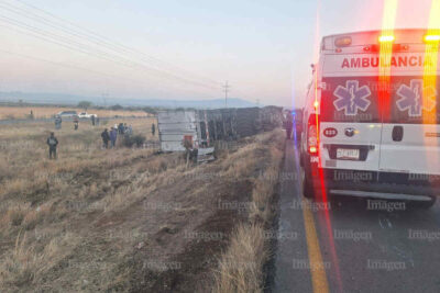 Tráiler cargado de jabón vuelca cerca de la comunidad Cerro Gordo en Fresnillo
