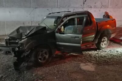 Camión deja varias colonias de Fresnillo sin luz tras chocar con poste de electricidad