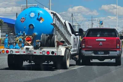 Pipa que transportaba gas LP y camioneta protagonizan accidente en la carretera federal 45