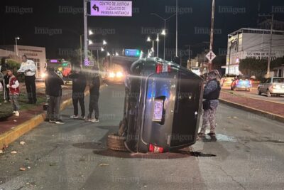 Registran volcadura de camioneta sobre el boulevard Jesús Varela Rico
