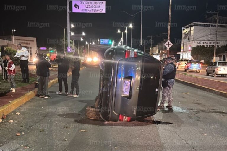 Registran volcadura de camioneta sobre el boulevard Jesús Varela Rico