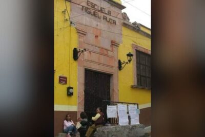 Padres de familia exigen uniformes escolares y cierran la Escuela Primaria Miguel Auza