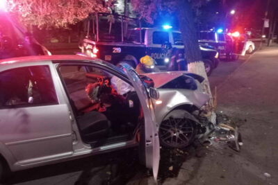 Choque en bulevar López Mateos provoca caída de postes y movilización de cuerpos de emergencia