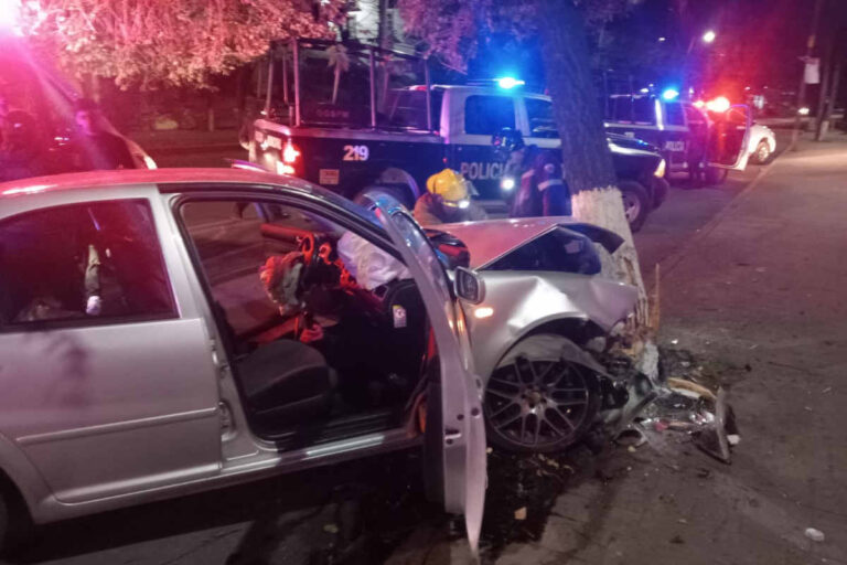 Choque en bulevar López Mateos provoca caída de postes y movilización de cuerpos de emergencia