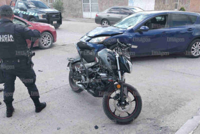 Joven motociclista resulta lesionado tras choque en la colonia Arboledas, en Fresnillo