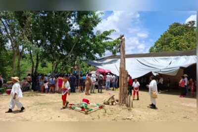 Uno de los voladores de Papantla que cayeron en Veracruz esta grave