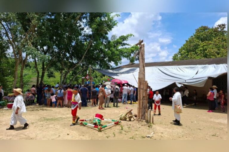 Uno de los voladores de Papantla que cayeron en Veracruz esta grave