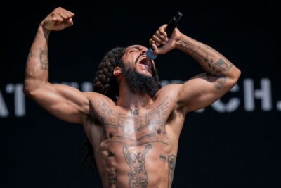EU revoca visas al dúo punk Bob Vylan tras polémica actuación en Glastonbury
