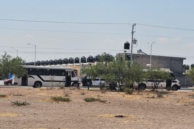 Camiones de la ruta 5 de Fresnillo obstruyen calles del fraccionamiento Abel Dávila García