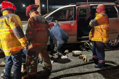Joven termina debajo de camioneta tras accidente en Fresnillo
