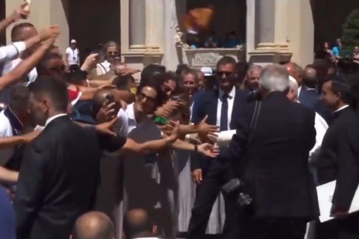 Video: Agreden al Papa León XIV durante recorrido en el Vaticano