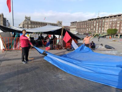 Maestros levantan plantón en el Zócalo y anuncian reestructura de su lucha sindical