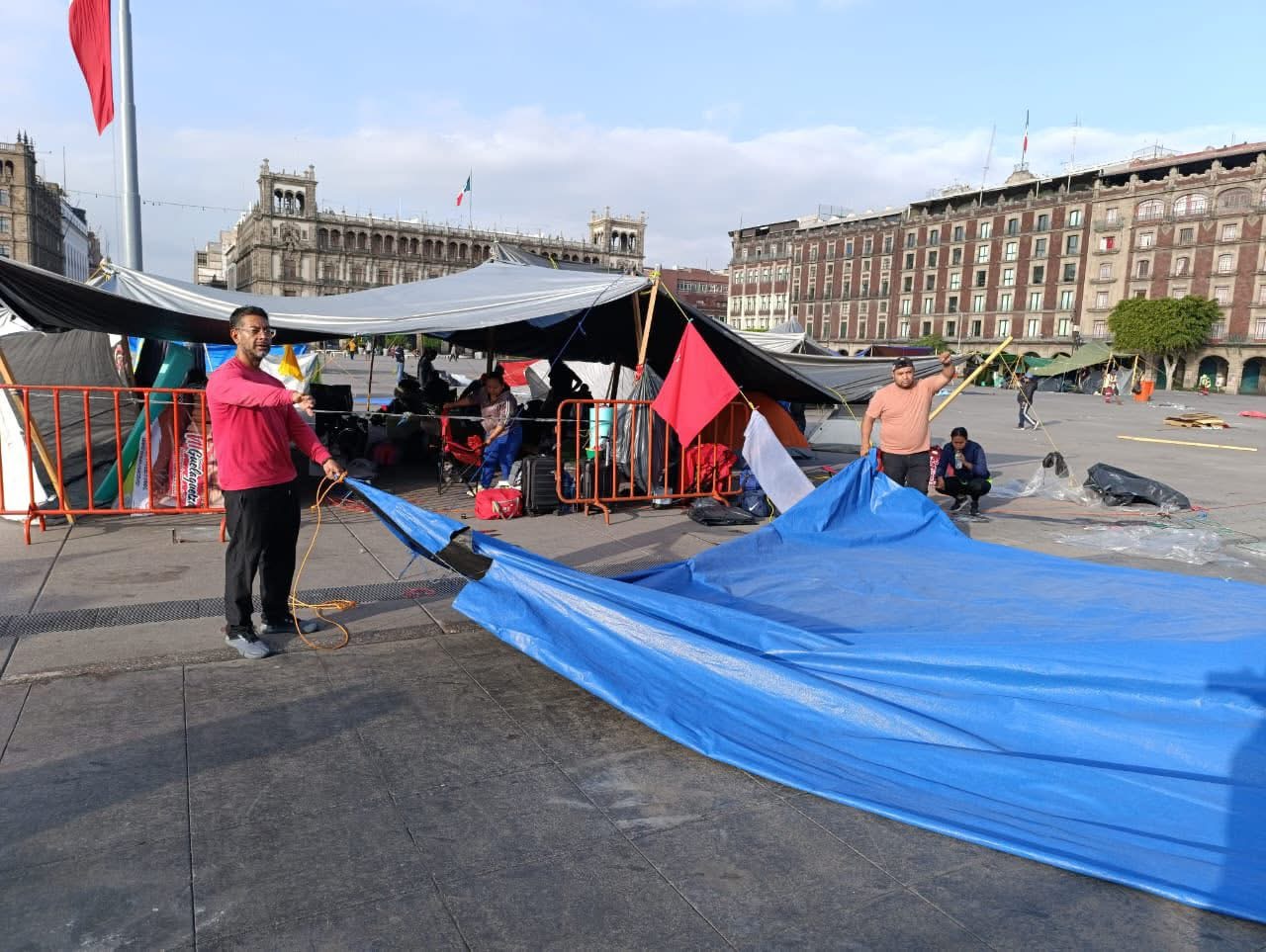 Maestros levantan plantón en el Zócalo y anuncian reestructura de su lucha sindical