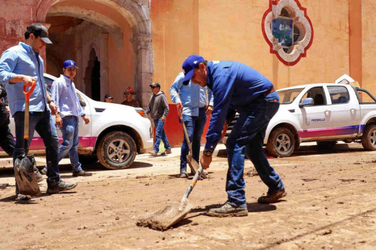 Javier Torres brinda apoyo a afectados por la lluvia en El Mezquite