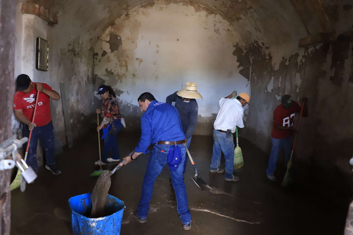 Javier Torres brinda apoyo a afectados por la lluvia en El Mezquite