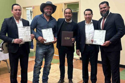 Pepe Saldívar entrega documentos de identidad a migrantes en California, EUA