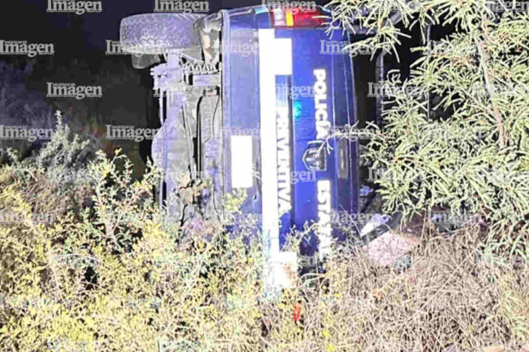 Patrulla de la Policía Estatal Preventiva vuelca en Fresnillo; no hay lesionados graves