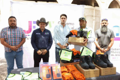 Rodrigo Ureño entrega artículos de protección personal a trabajadores de bacheo