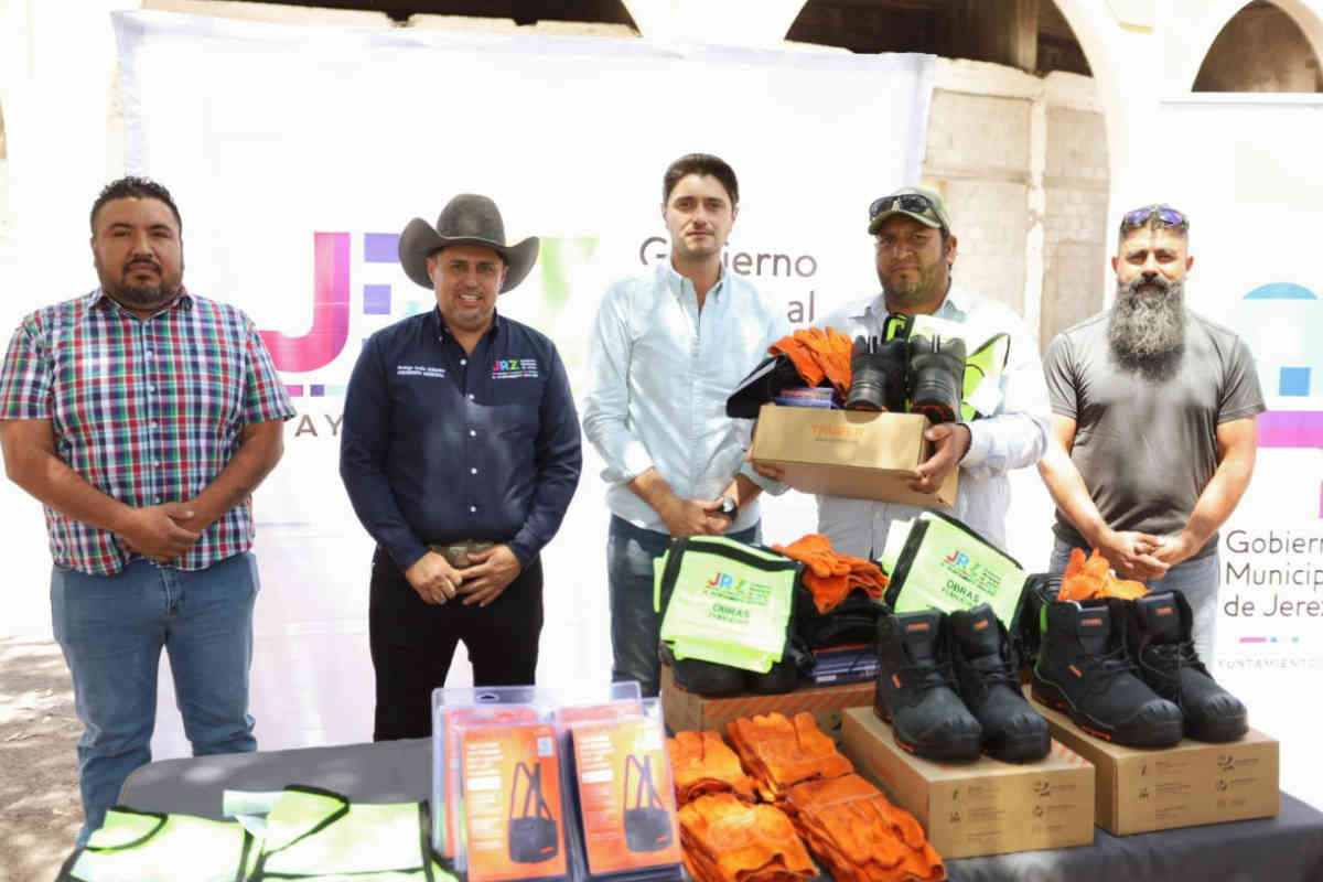 Rodrigo Ureño entrega artículos de protección personal a trabajadores de bacheo