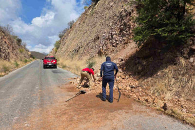 Se registra desprendimiento de rocas en la carretera que conduce a la Sierra de Los Cardos
