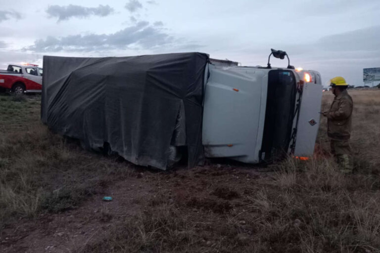 Se registra la volcadura de un camión en la autopista con dirección a Aguascalientes