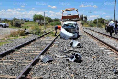 Tren embiste a un automóvil en Fresnillo; hay al menos dos heridos