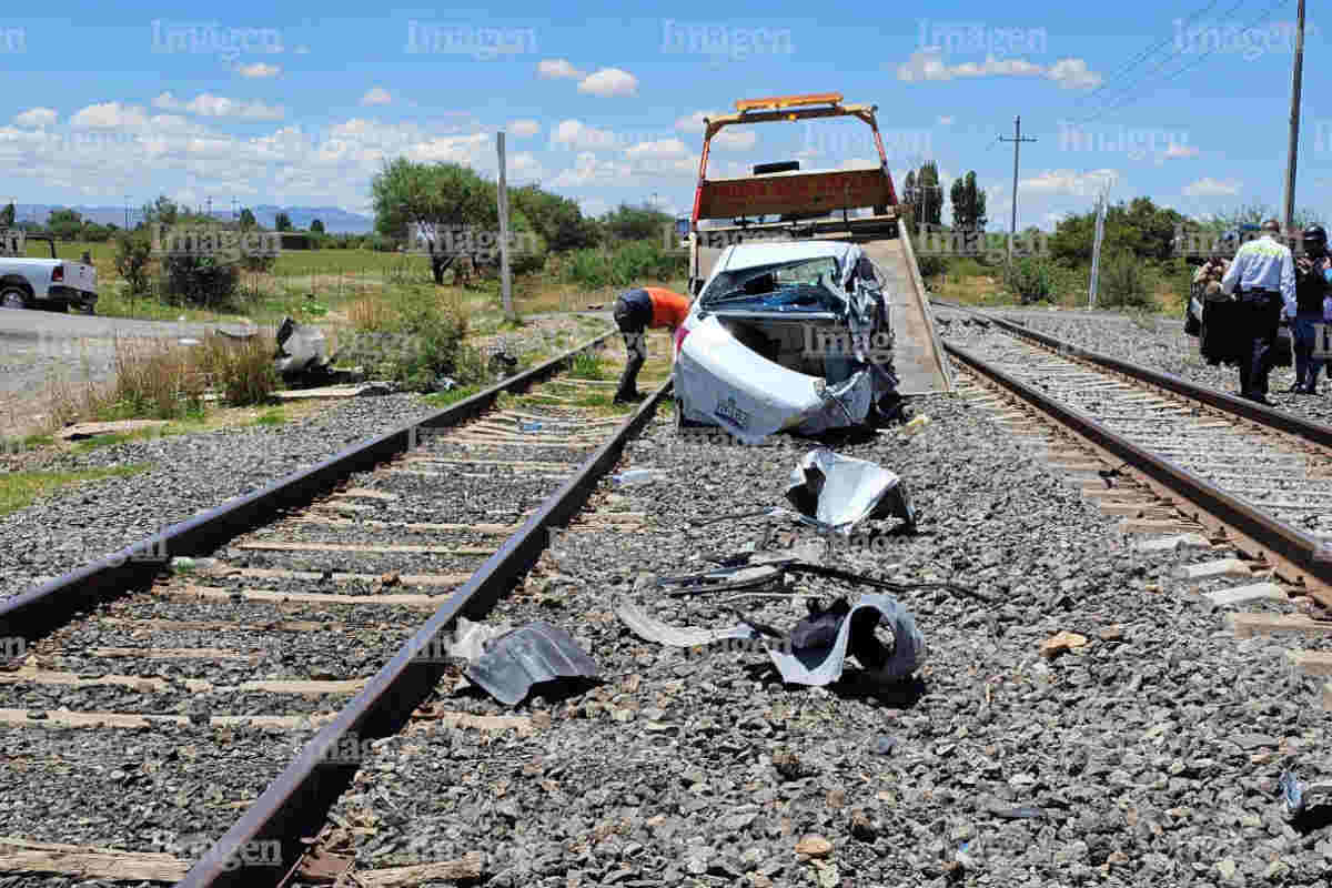 Tren embiste a un automóvil en Fresnillo; hay al menos dos heridos