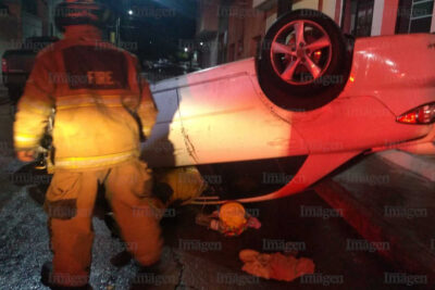 Volcadura de un automóvil en Fresnillo deja cuantiosos daños materiales