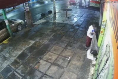 Un hombre le roba su cobija a un perrito