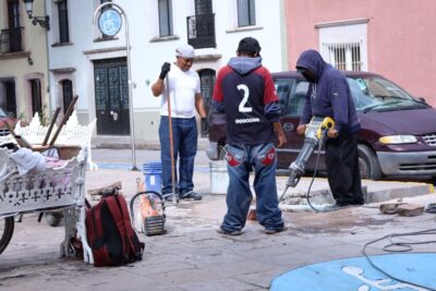 Realizan trabajos de nivelación y rehabilitación en rampa para discapacitados del Jardín Hidalgo
