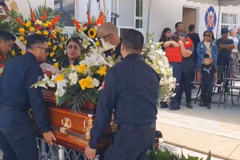 Familiares y amigos despiden al bombero rescatista Cruz Osiel Sánchez Ávila
