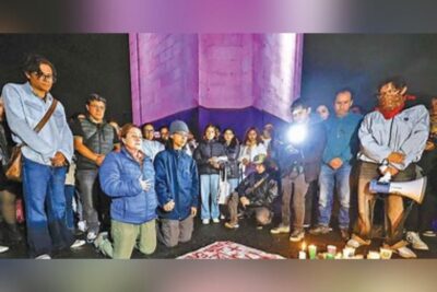 Familiares de Ana Amelí realizan vigilia en el Monumento a la Revolución