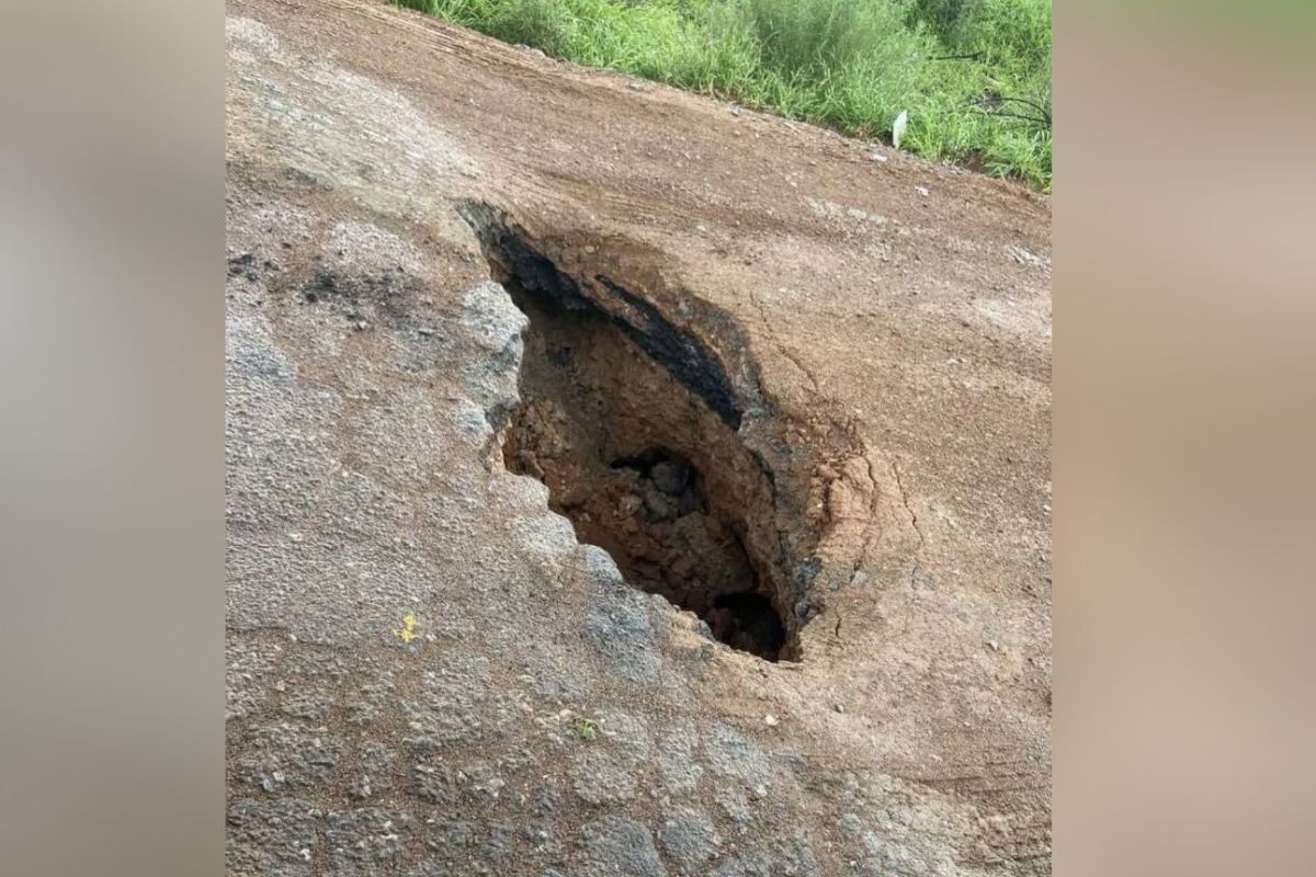 Reportan socavón y fisuras en la carretera que San José de Lourdes - comunidad de La Manga