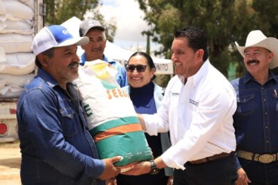 Realiza Javier Torres Rodríguez entrega de apoyos al campo en El Monumento a la Bandera