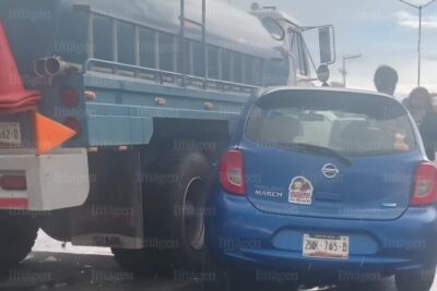 Automóvil sufre accidente al chocar con pipa de agua en el Paseo del Mineral